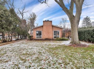 410 E Drury Ln, Barrington, IL 60010