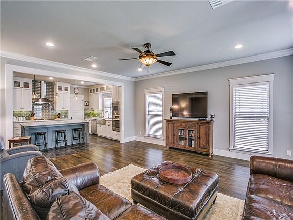 3rd image of 2711 Mount View Dr