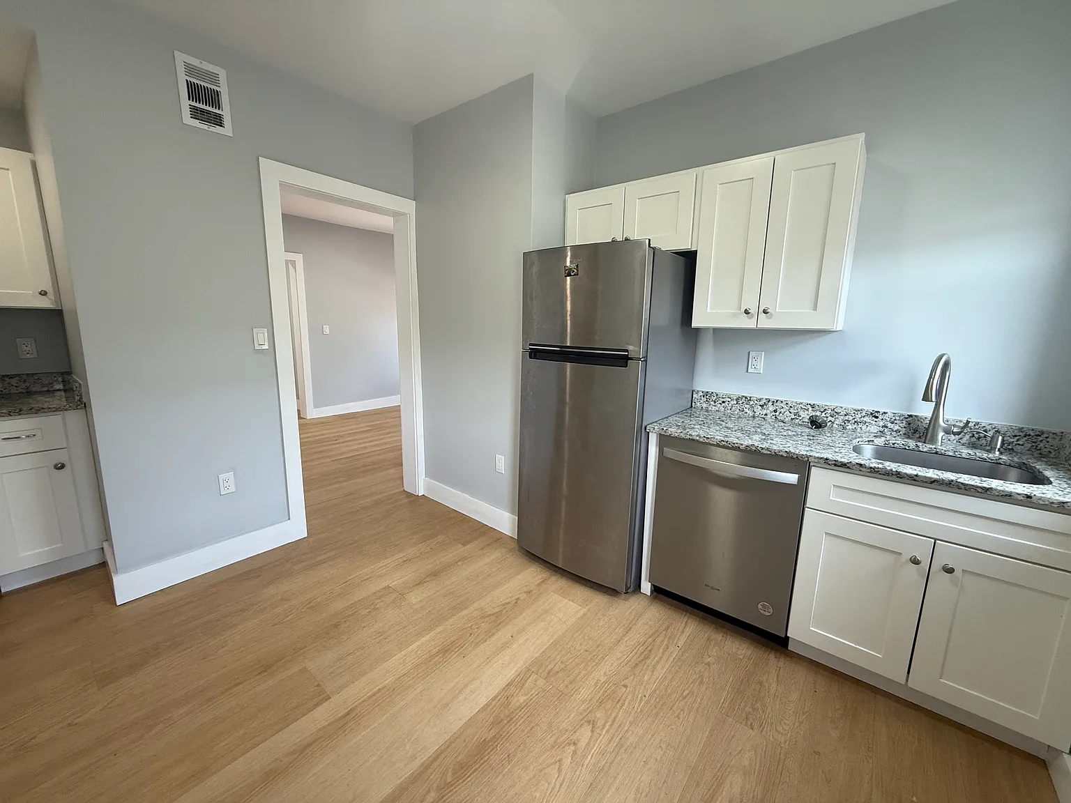 3 bed, 900 sqft, $3,100 — Photo 2
