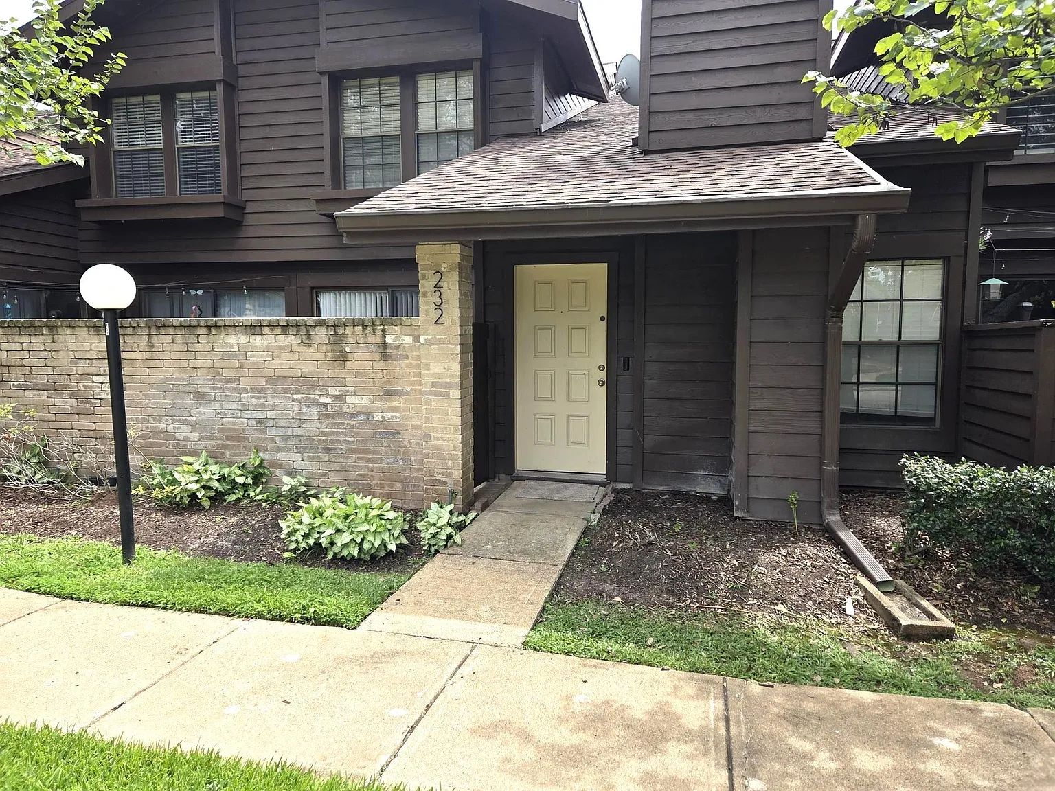 2 bed, 2.0 bath, 1274 sqft, $1,900 — Photo 1