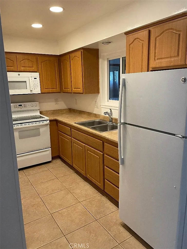 2 bed, 1100 sqft, $3,000 — Photo 3