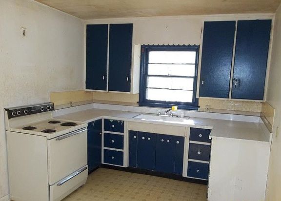 2nd image of 1004 N Sunset Ave