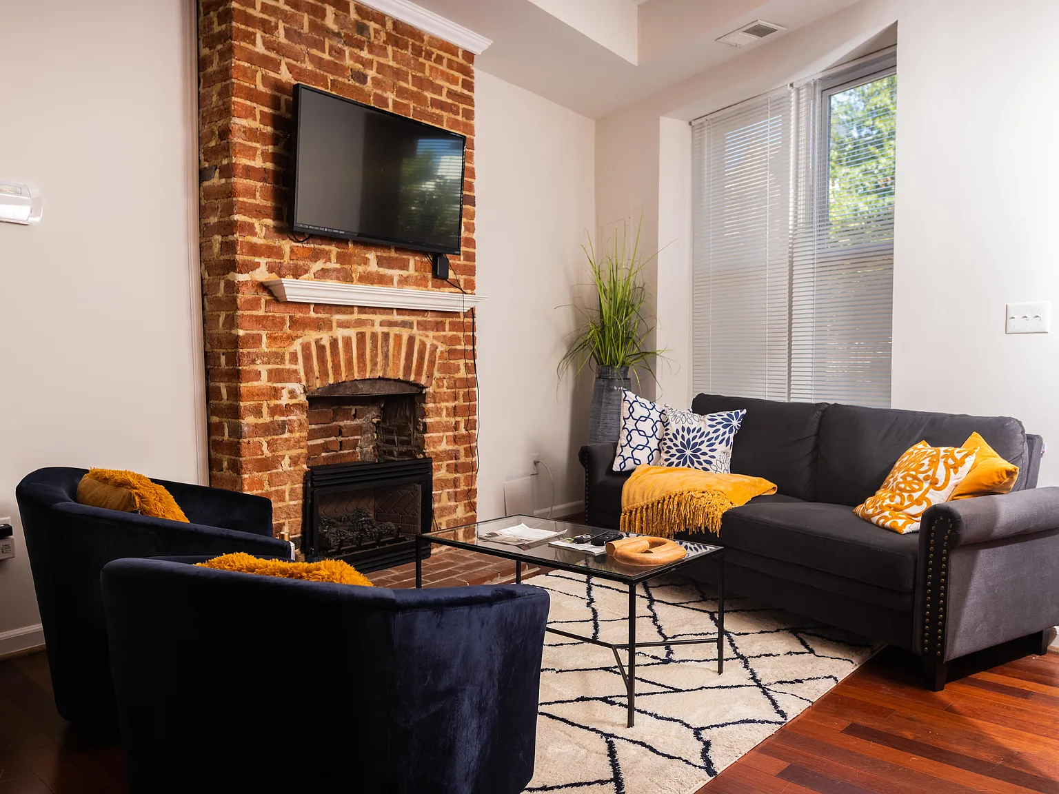 2 bed, 1.5 bath, 1092 sqft, $3,100 — Photo 1