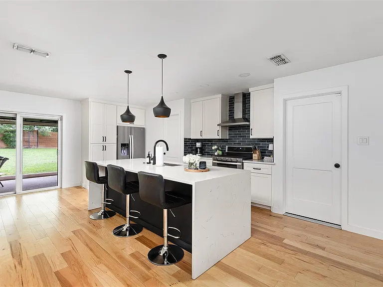 8704 Clarewood Dr — Photo 19