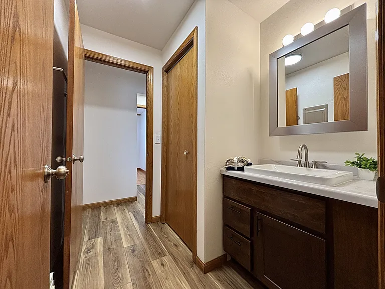 Town's Edge Apartments — Photo 27