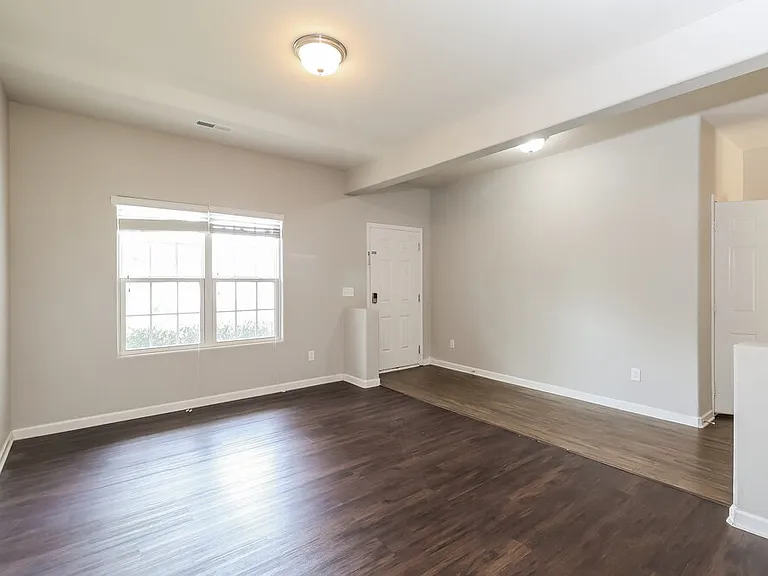 1521 Waylon Ave — Photo 7