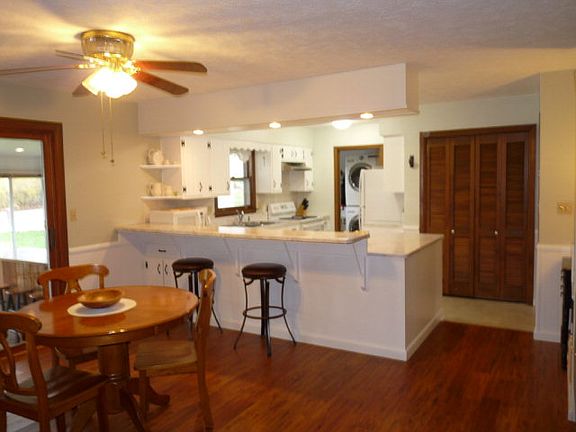 3rd image of 3200 Vista Dr