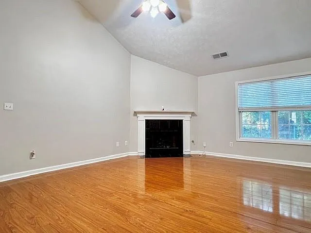 4 bed, 2.0 bath, 1742 sqft, $2,395 — Photo 3