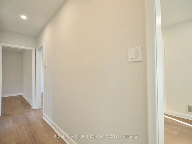139 Queen St #MAIN FLOOR — Photo 14