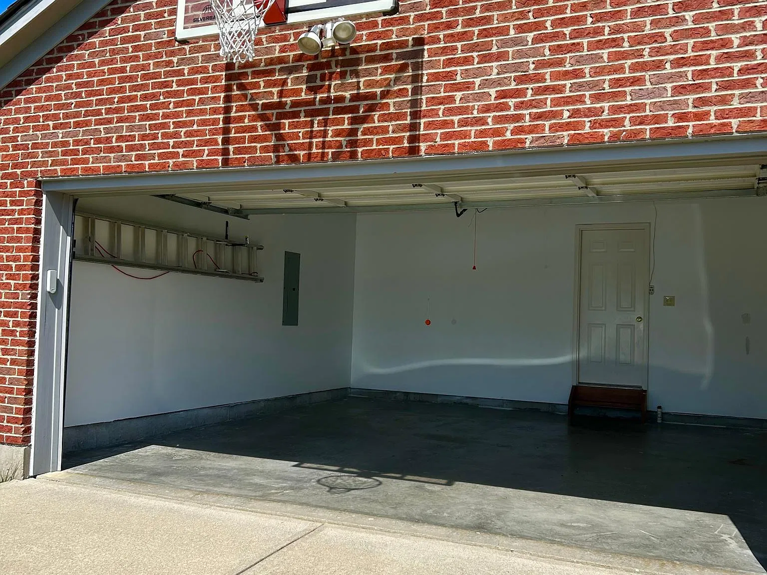 3 bed, 2.5 bath, 1900 sqft, $2,395 — Photo 2