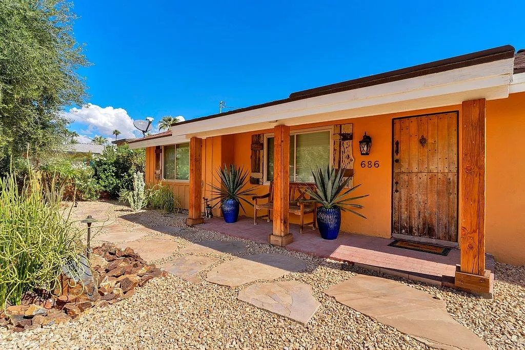 686 N Calle Rolph — Photo 3