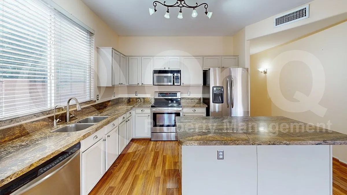 4 bed, 3.0 bath, 2019 sqft, $2,800 — Photo 3