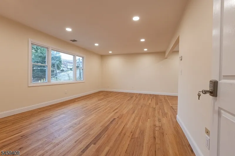 3 bed, 1.0 bath, $3,200 — Photo 2