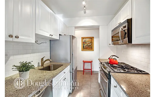 Rented by Douglas Elliman | media 20