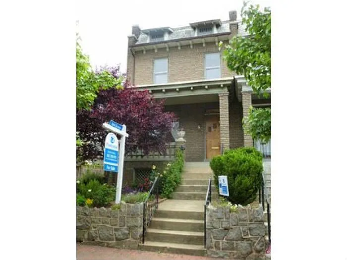 1010 C St SE photo 1