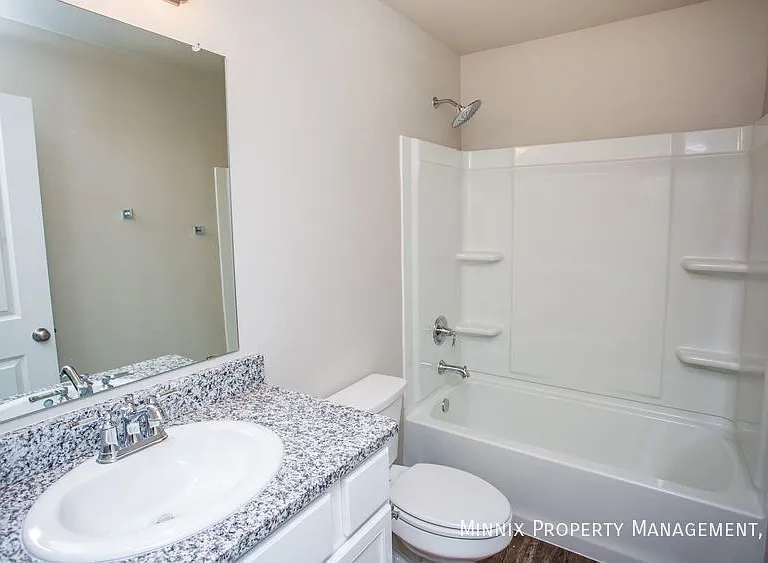2035 Kenwood Ave — Photo 12