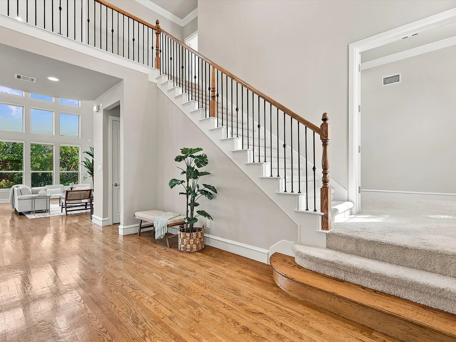 5 bed, 4.5 bath, 4335 sqft, $4,400 — Photo 2