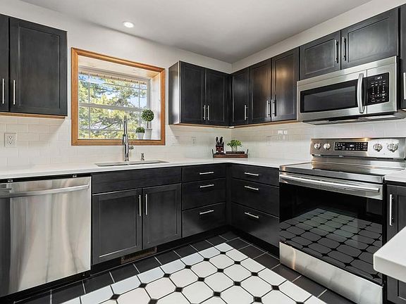 5th image of 3038 Roxbury Cir
