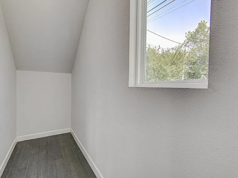 2406 E 16th St — Photo 14