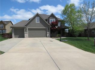 312 Lakeview Ct, Louisburg, KS 66053