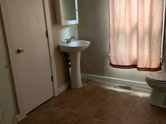 4th image of 939 E Mills Ave