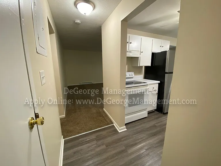 Woodside Court Apartments — Photo 14