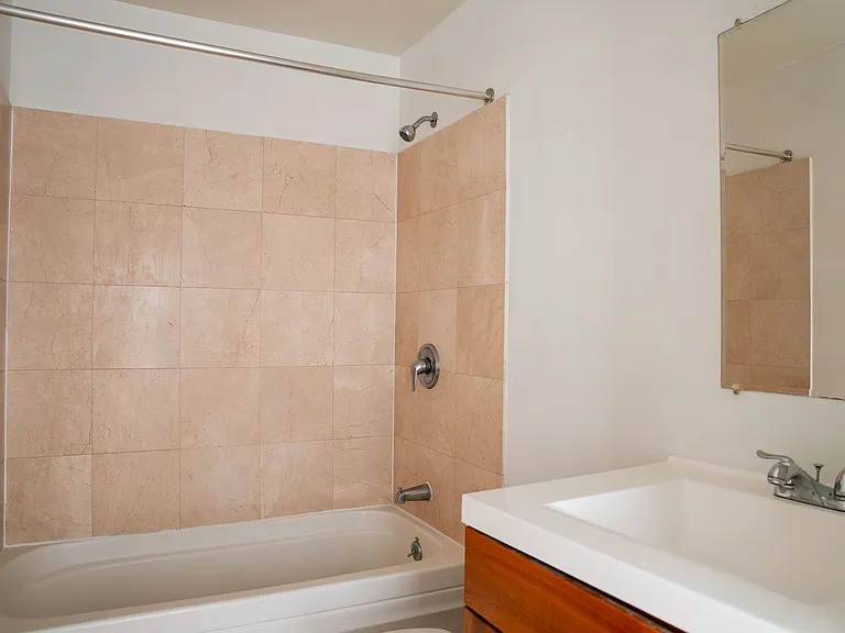 Gunnison Condos — Photo 9