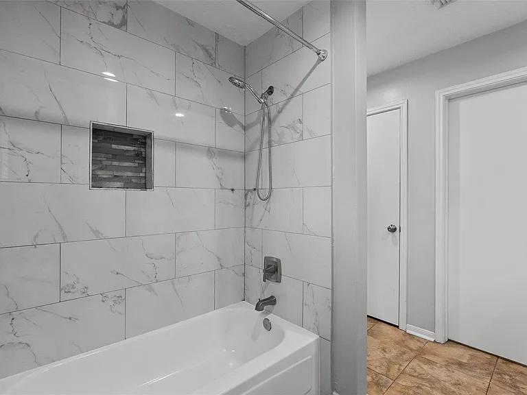 15834 Constitution Ln — Photo 21