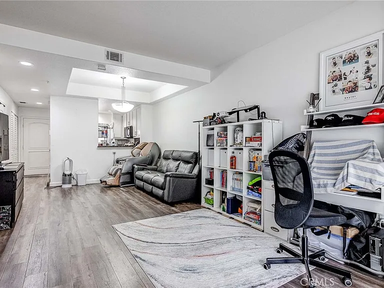532 N Mariposa Ave #104 — Photo 10