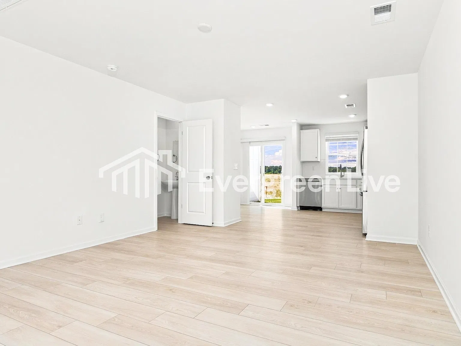 3 bed, 2.5 bath, 1346 sqft, $1,700 — Photo 2