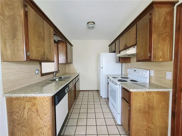 163 Barrett Pl — Photo 4