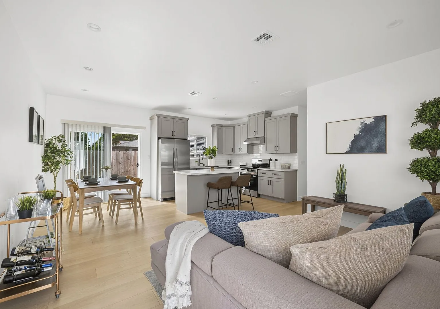 Showing Times: to schedule a viewing, please contact us — Photo 4