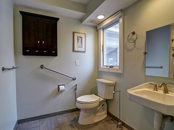 4th image of 17 Dickens Dr