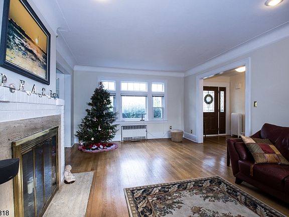 4th image of 340 Irving Ave