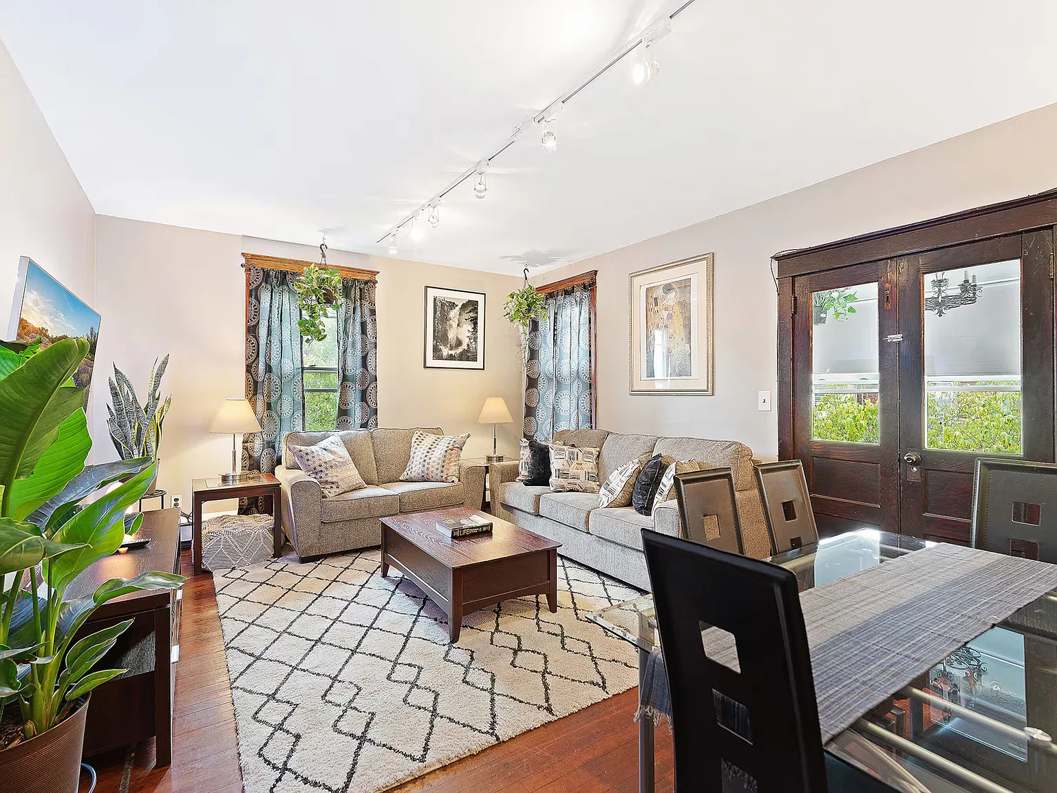 5 bed, 1.5 bath, $2,600 — Photo 2