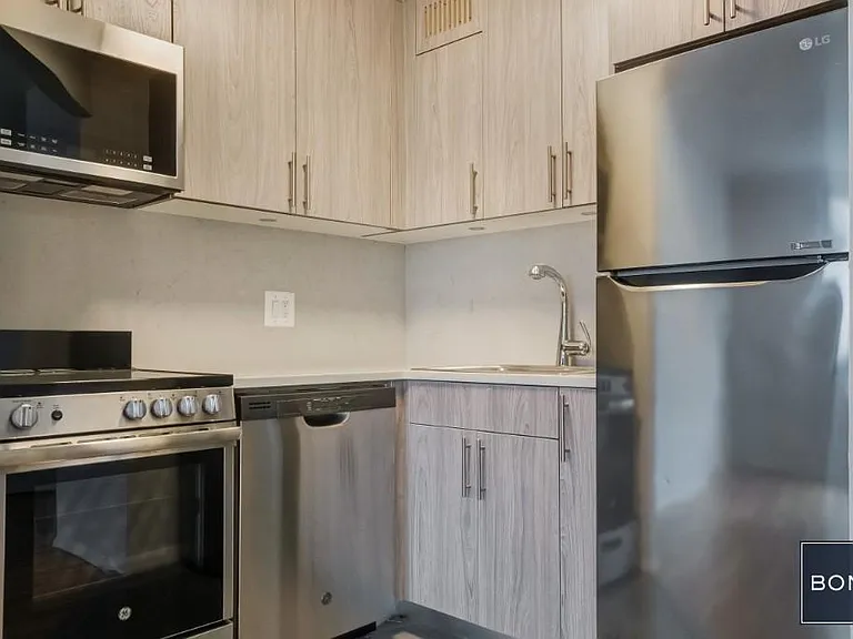 230 E 30th St #4D — Photo 3