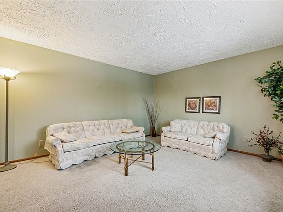 5th image of 127 Skyview Dr