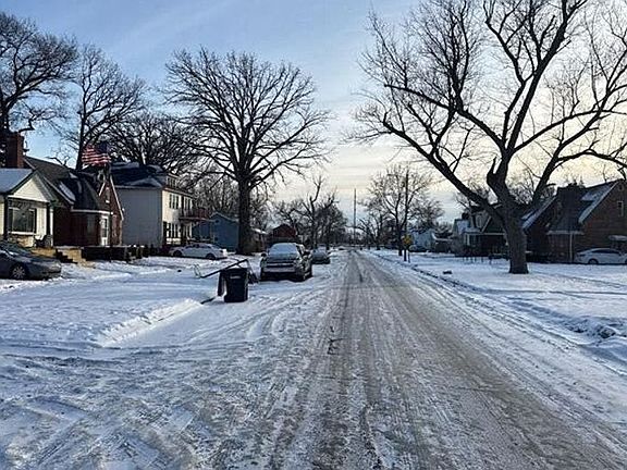 4th image of 12738 Robson St