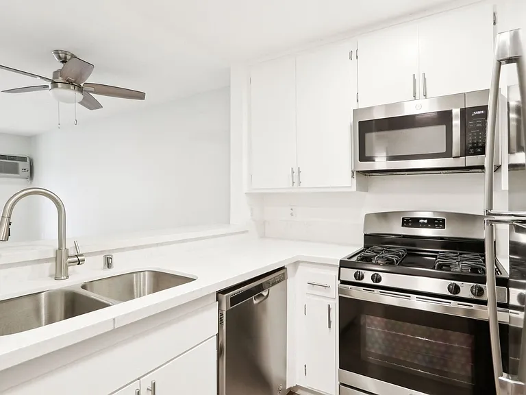 5405 Lindley Avenue — Photo 41