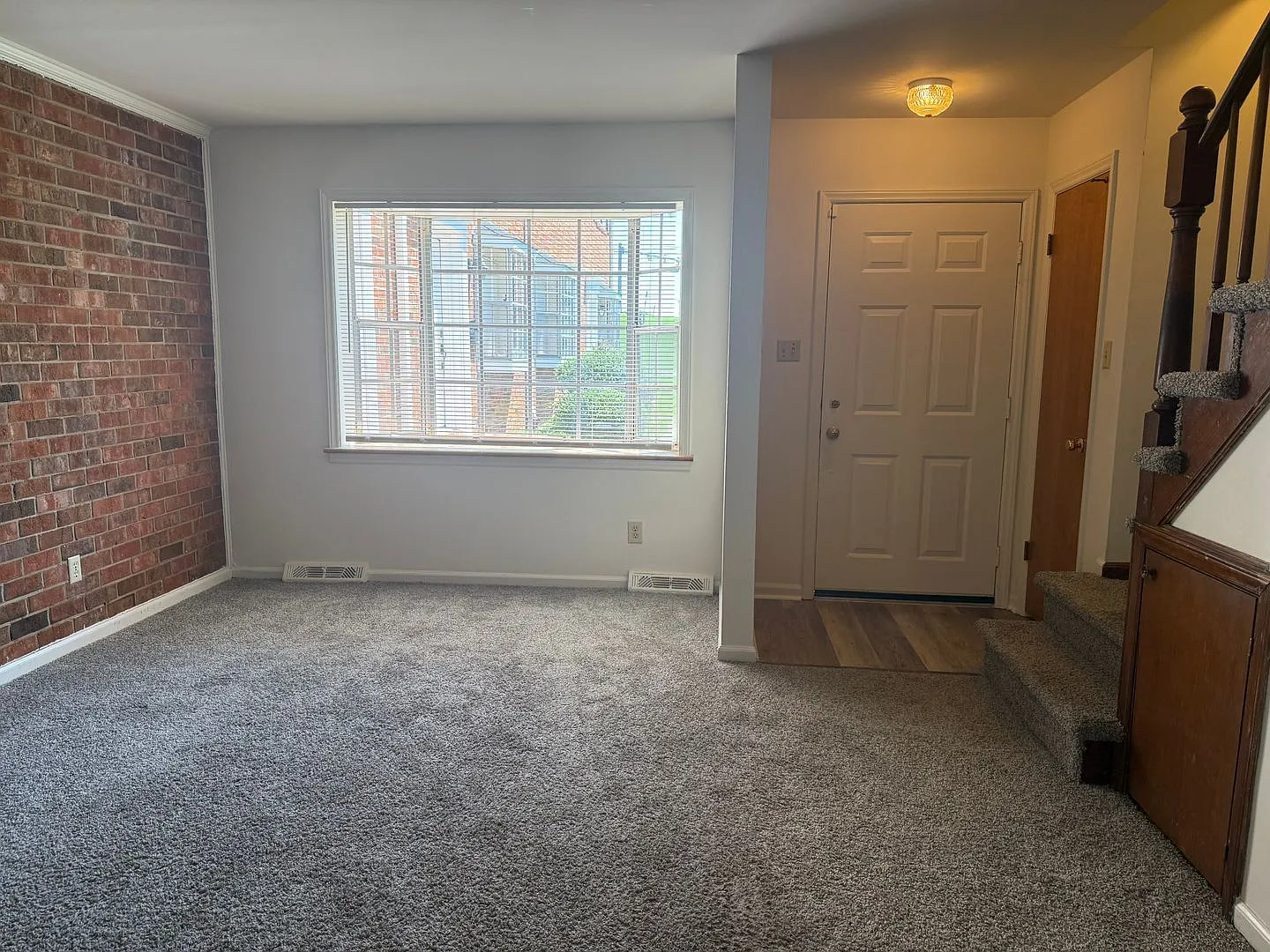 Adorable 2 Bedroom Convenient To I-29, Shopping & More! Move In Special!! — Photo 3