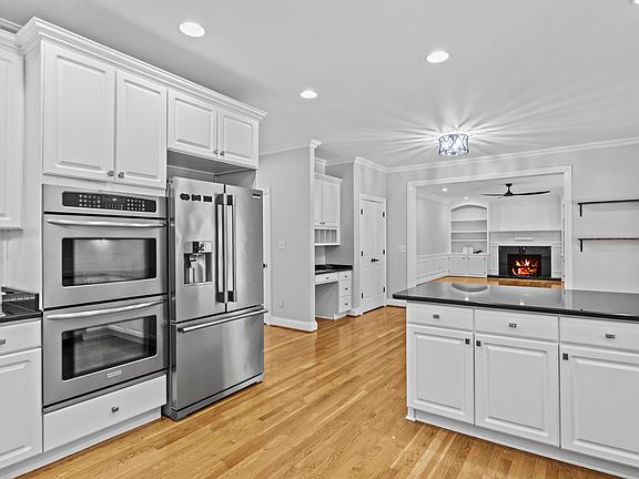 3rd image of 1301 Mumford Ln