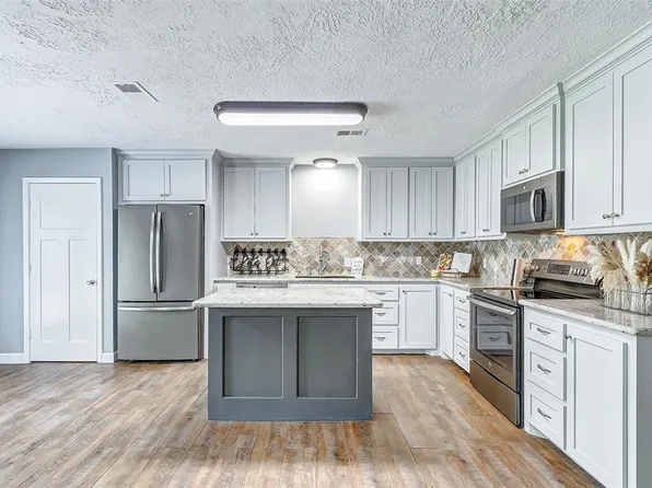 2115 Coe Road, Pinehurst, TX 77362