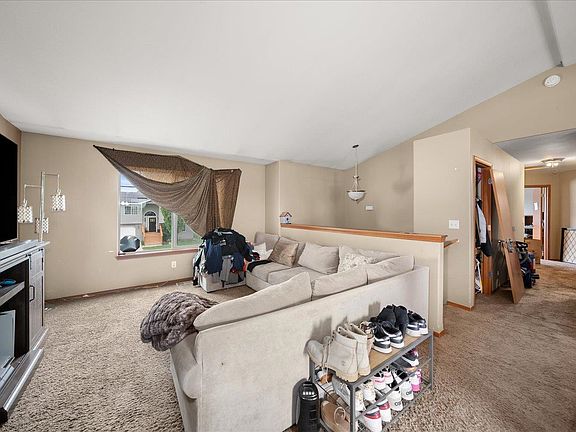 5th image of 728 E Carrie Dr