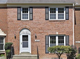 4936 Carriagepark Rd, Fairfax, VA 22032