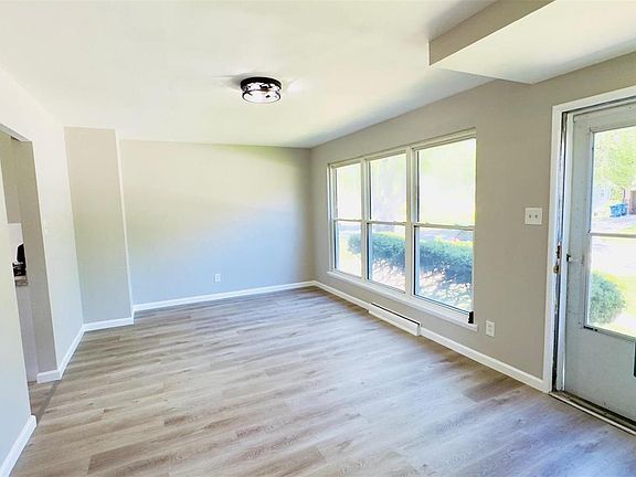 2nd image of 606 Lynn Haven Ln