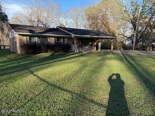 1st image of 112 E Willow Dr