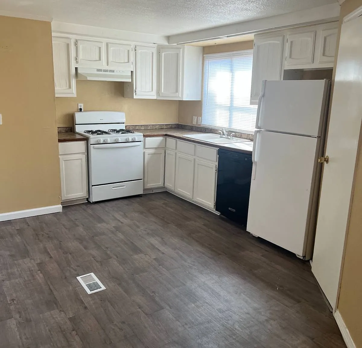 200 E Zora St — Photo 1