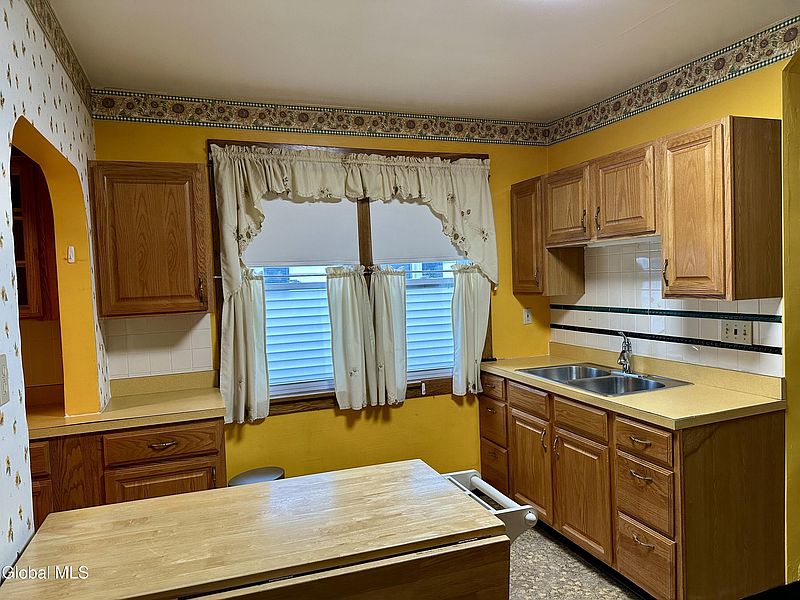 5th image of 325 Midland Avenue