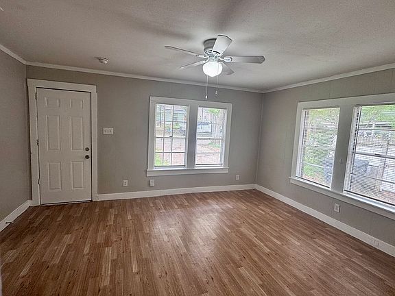 4th image of 1005 Anahuac Ave