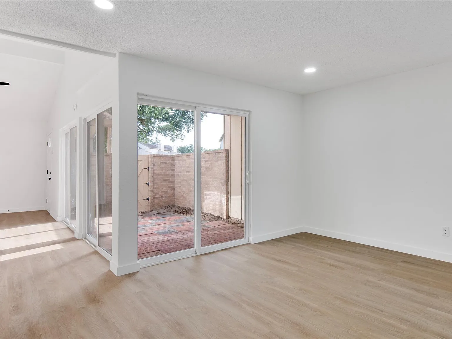 3 bed, 2.5 bath, 1835 sqft, $2,100 — Photo 4
